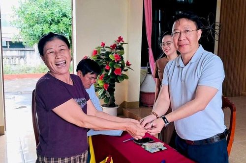 Người dân Hà Tĩnh vui mừng đón nhận món quà từ Chính phủ