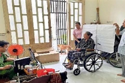 Công an cơ sở giúp đỡ đảng viên bệnh tật, già yếu cấp, đổi thẻ Đảng