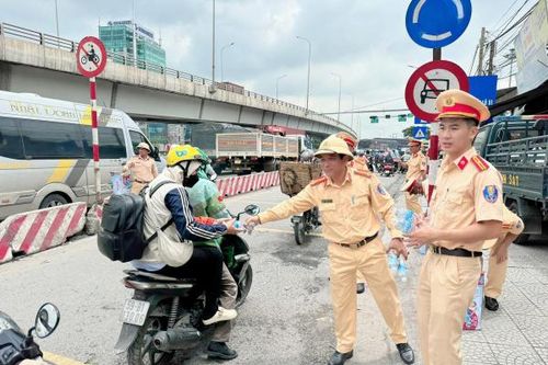 Công an Đồng Nai hỗ trợ người dân trên đường về quê nghỉ lễ 2/9