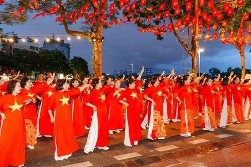 'Sắc đỏ Ba Đình' rực rỡ mừng đại lễ, khẳng định 'Hà Nội – Đến để yêu'