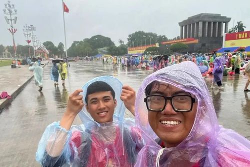 82 ngày đi bộ xuyên Việt thể hiện tình yêu nước
