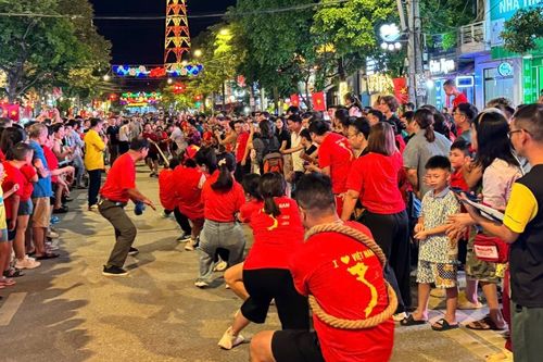 200 vận động viên tham gia giải kéo co phường Thục Phán