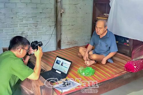Đến tận nhà hỗ trợ cấp đổi thẻ đảng viên