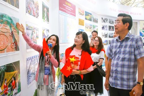 Cà Mau đón Phó Trưởng ban Thường trực Ban Nội chính Trung ương Võ Văn Dũng tại gian trưng bày