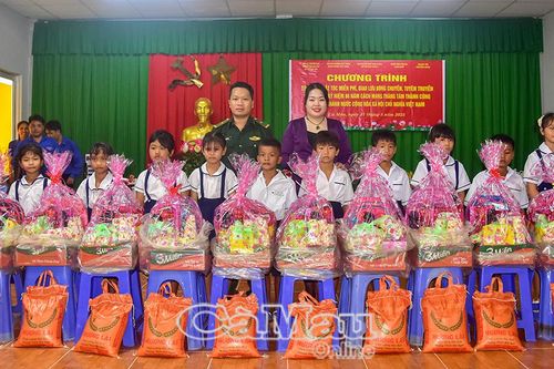 Trao 110 suất quà cho trẻ em và gia đình chính sách
