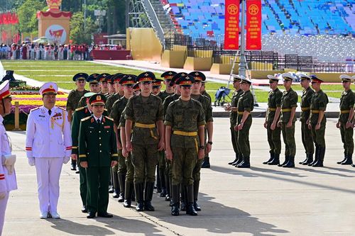 Đoàn quân đội các nước tham gia diễu binh, diễu hành vào Lăng viếng Chủ tịch Hồ Chí Minh