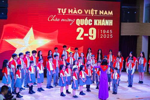 Hàng trăm học sinh, giáo viên cùng hòa giọng hát 'Tiến quân ca'