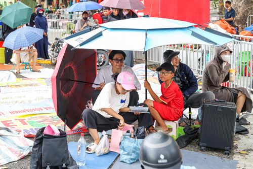 Người dân mang lều bạt, ngủ hai đêm ngoài đường để xem diễu binh 2/9