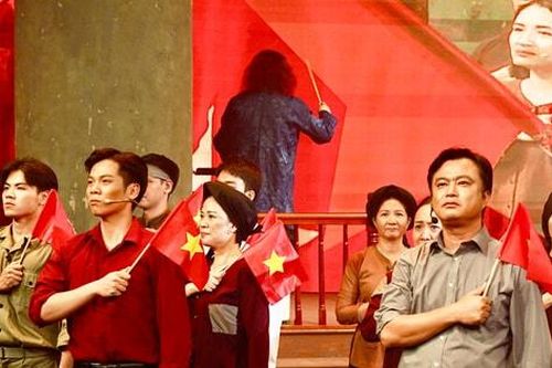 Kể chuyện Cách mạng Tháng Tám trên sân khấu:Những lát cắt lịch sử - những miền rung cảm mới