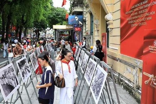 Đông đảo người dân tham quan trưng bày ảnh, 'check-in' tại Báo Hànôịmới