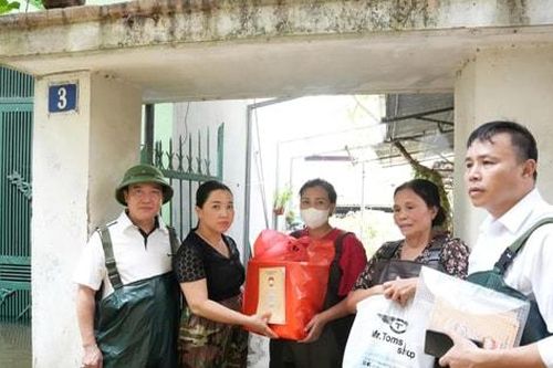 Phường Sơn Tây: Thăm, tặng quà các hộ gia đình bị ngập