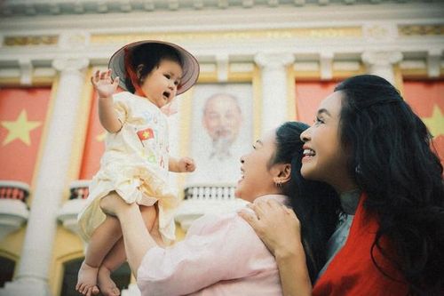 Cưng xỉu khoảnh khắc đáng yêu cháu ngoại Diva Thanh Lam chào đón Quốc khánh 2/9
