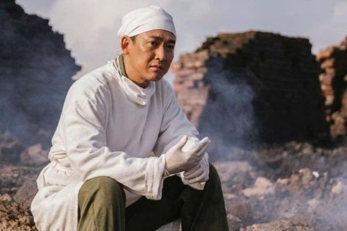 Màu áo trắng trong 'Mưa đỏ'
