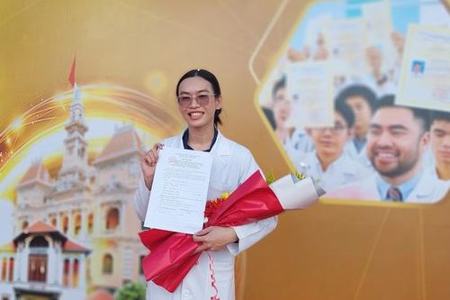 Bác sĩ trẻ chọn gắn bó trạm y tế: 'Tôi muốn được gần dân hơn'