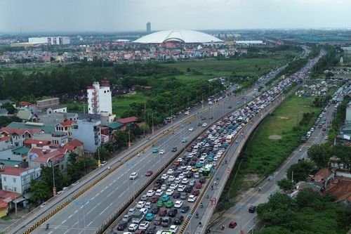 Ùn tắc hàng cây số, hàng vạn người chen chân về Trung tâm Triển lãm Quốc gia
