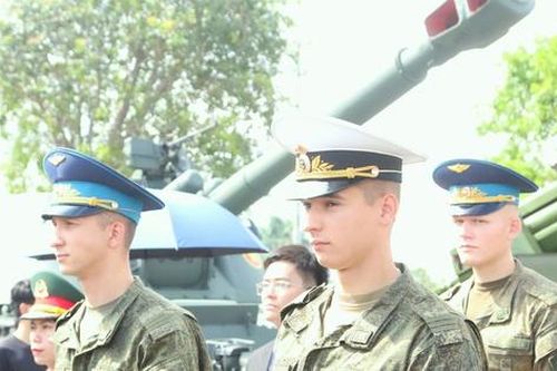 Quân nhân Nga, Lào, Campuchia chiêm ngưỡng khí tài của QĐND Việt Nam tại Triển lãm thành tựu đất nước
