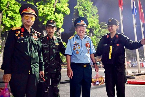 Các cựu chiến binh từ miền Nam ra dự Đại lễ A80 được lực lượng Công an Hà Nội bố trí chỗ ngồi ưu tiên