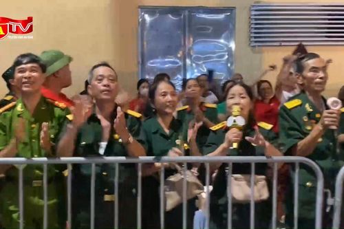 Các cựu chiến binh chờ xem diễu binh, diễu hành, bắt nhịp bài hát trên đường phố