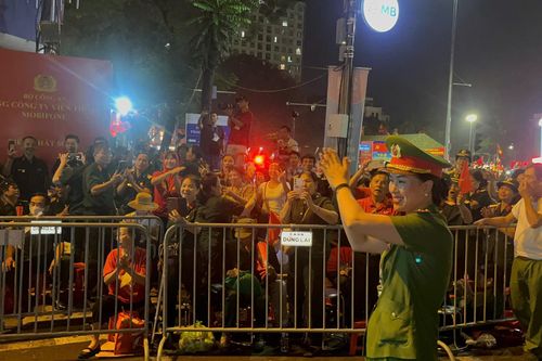 Nhiều nghệ sỹ, người nổi tiếng cùng nhân dân hát vang các ca khúc cách mạng