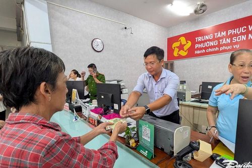TP Hồ Chí Minh: Người dân hân hoan đón quà Tết Độc lập