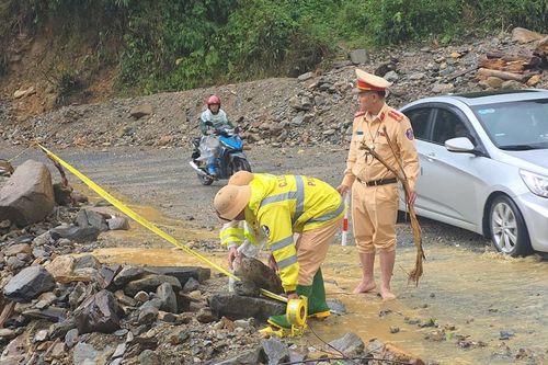 CSGT Lào Cai lập 'cột tiêu sống', vần đá mở đường cho người dân