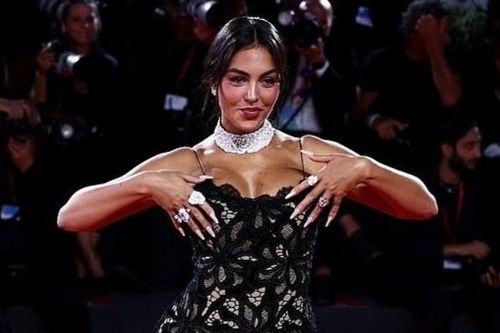 Vợ sắp cưới của Ronaldo khoe nhẫn kim cương ở LHP Venice
