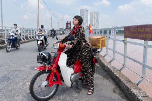 Đi xe Cub ngắm Tết Độc lập