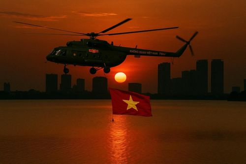 Thực hư ảnh trực thăng kéo cờ Việt Nam qua Hồ Tây 'viral' khắp MXH