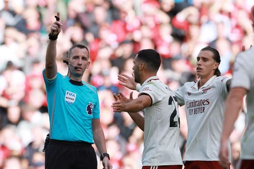 Neville vẫn tin Arsenal vô địch Premier League