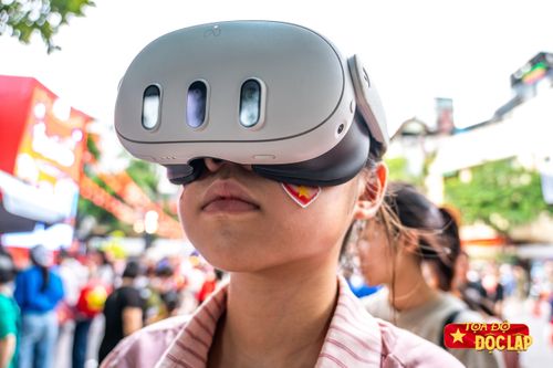 Chờ 3 tiếng để 'đi xuyên' rừng Trường Sơn bằng kính VR