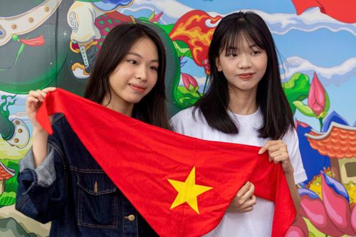 Chen chân làm móc khóa cờ đỏ sao vàng ở phố đi bộ hồ Gươm