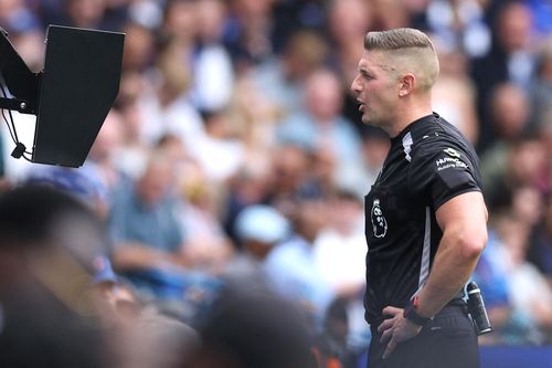 Báo động chất lượng trọng tài Premier League