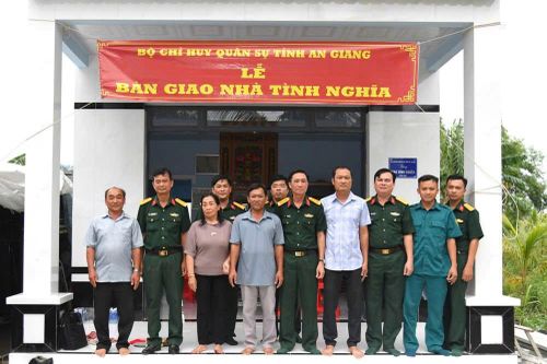Bộ Chỉ huy Quân sự tỉnh An Giang bàn giao 5 căn nhà tình nghĩa