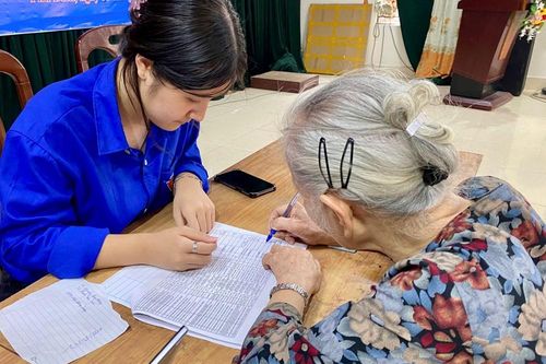 Người dân Hà Nội phấn khởi nhận quà Tết Độc lập