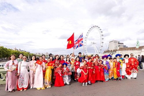 'Việt phục bộ hành London' - Tổ quốc trong tim, dù đi xa vạn dặm