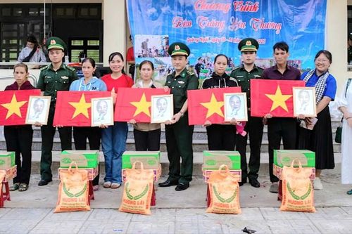 Tặng cờ Tổ quốc, ảnh Bác Hồ tại xã Đặng Thùy Trâm