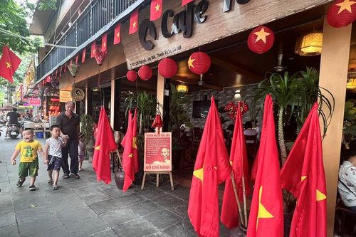 'Check in' ngõ nhỏ trang trí cờ hoa rực rỡ