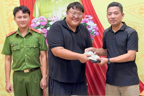 Du khách Hàn Quốc xúc động khi nhận lại tài sản bị đánh rơi