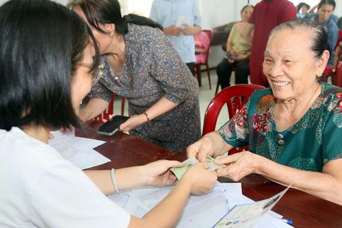 Người dân Quảng Trị phấn khởi nhận quà dịp Quốc khánh 2/9