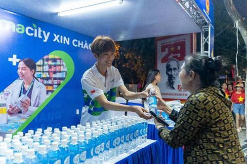 Đội ngũ y tế kịp thời hỗ trợ người dân gặp vấn đề sức khỏe khi tham dự đại lễ