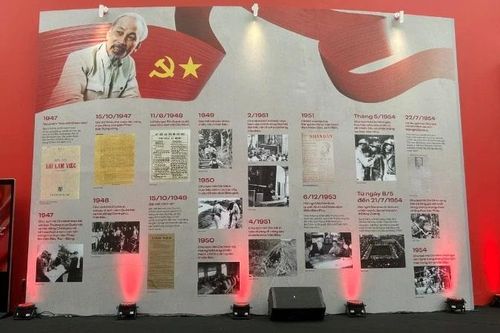 Người dân ấn tượng với khu trưng bày dấu ấn 'Chủ tịch Hồ Chí Minh và các Tổng Bí thư của Đảng'