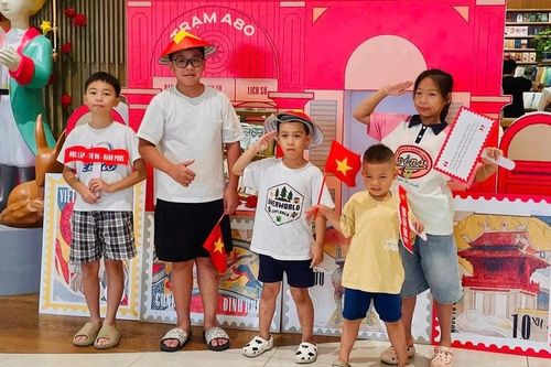 Giới thiệu ấn phẩm tranh khổ lớn 'Quốc hiệu Việt Nam qua các thời kỳ'