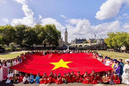 Diễu hành trong trang phục áo dài tại 9 nước châu Âu
