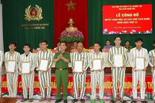 Đồng Tháp công bố quyết định đặc xá cho 238 phạm nhân