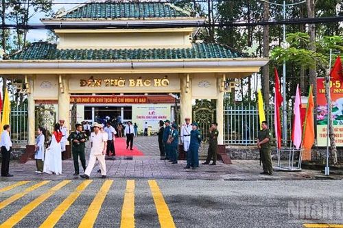 Người hơn 50 năm gìn giữ Đền thờ Bác Hồ
