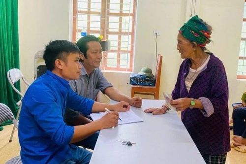 Bà con miền tây Nghệ An vui mừng nhận quà Quốc khánh