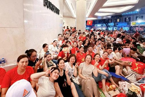 Người dân háo hức xuyên đêm chờ Lễ diễu binh, diễu hành sáng 2/9