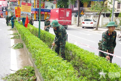 Bộ đội Thủ đô thi đua 'Phất cao cờ hồng tháng Tám'