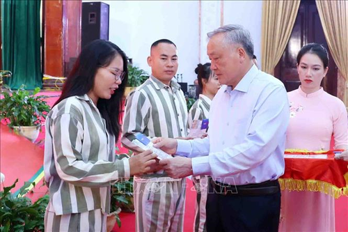 Phó thủ tướng Thường trực Chính phủ Nguyễn Hòa Bình dự Lễ công bố Quyết định đặc xá tại Trại giam Phú Sơn 4