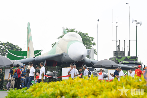 Tiêm kích Su-30 'giả mà thật' tại Triển lãm thành tựu đất nước